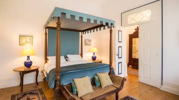 Habitación clásica con 1 cama matrimonial o 2 individuales | Decoración personalizada, muebles diferentes y escritorio