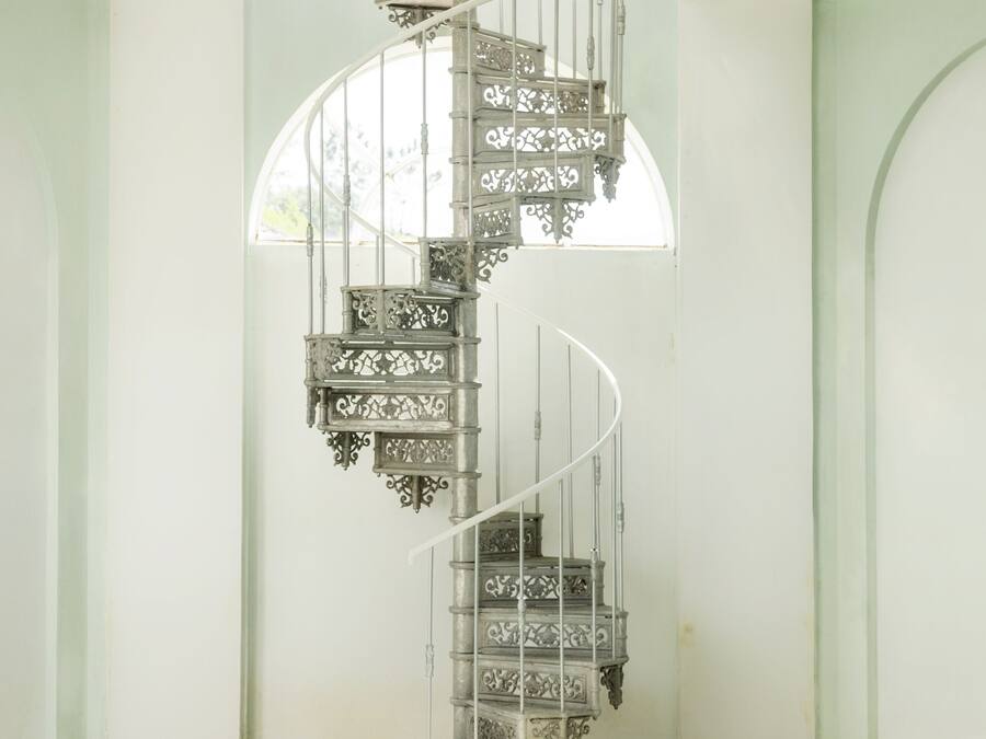 Innendørsbasseng og solsenger