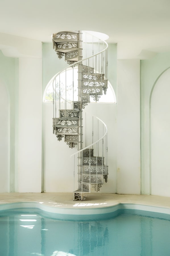 Indoor pool, sun loungers