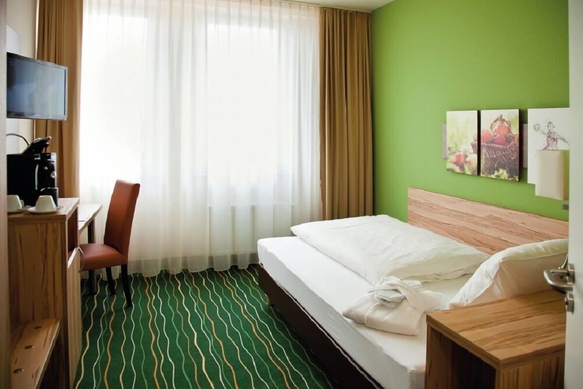 Business Room (Small) | Hypo-allergenic bedding available, in-room safe, desk, laptop workspace