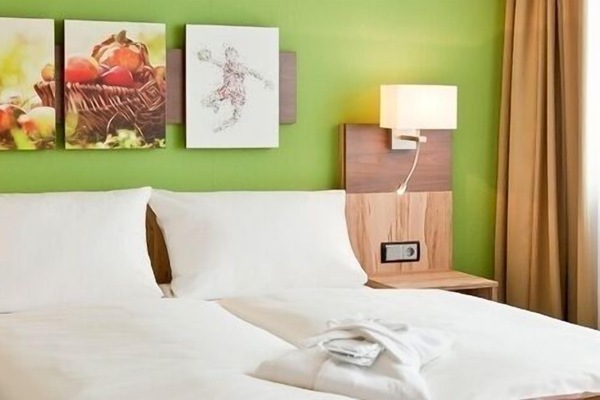 Hypo-allergenic bedding, in-room safe, desk, laptop workspace
