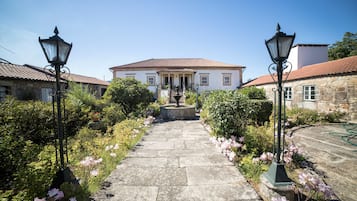 Vista frontal de la propiedad