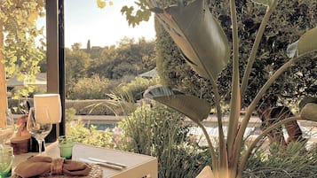 Déjeuner et dîner servis sur place, vue sur la piscine