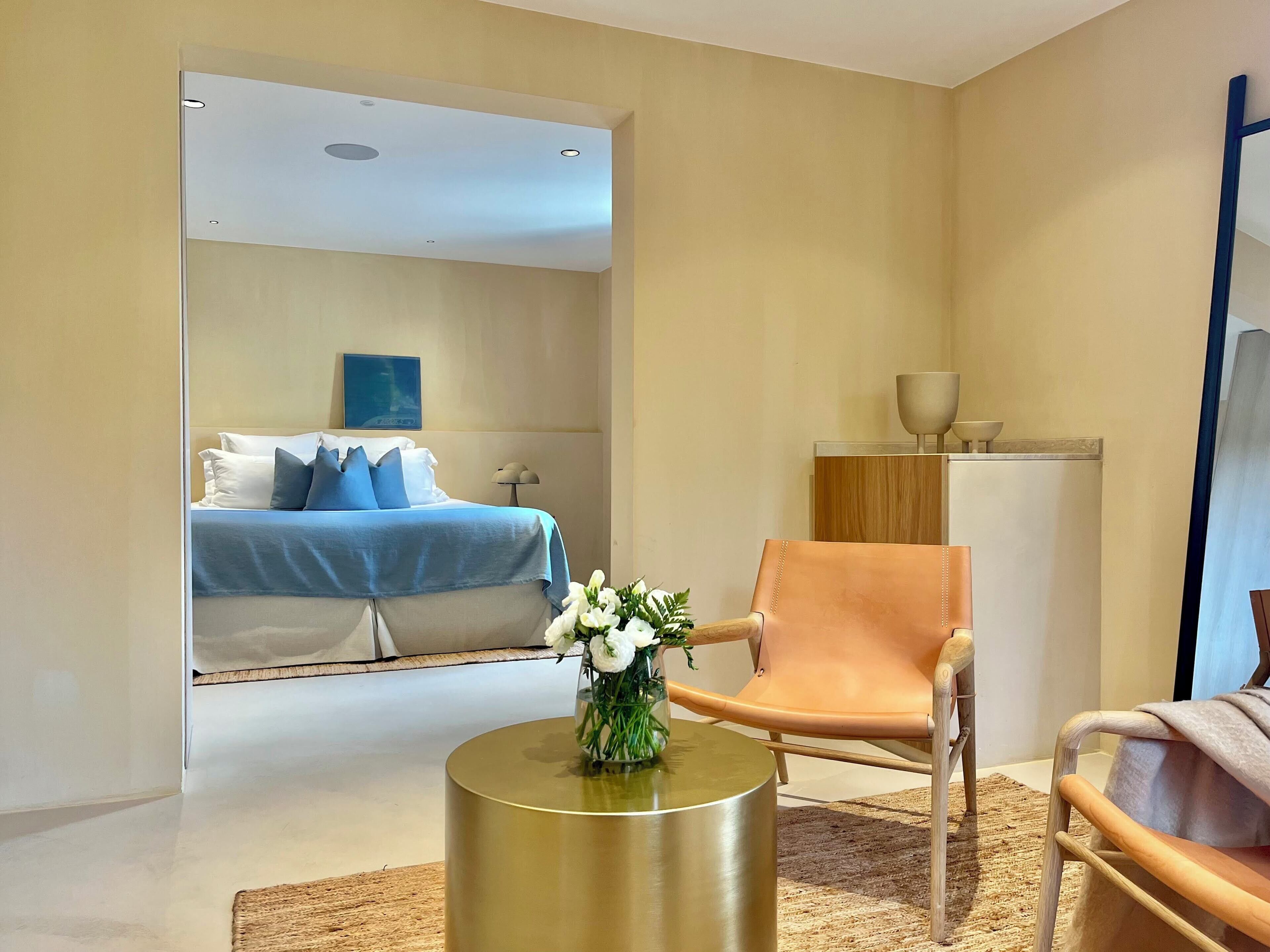 ジュニア スイート キングベッド 1 台 テラス ガーデンビュー | 高級寝具、ミニバー、客室ごとに異なる装飾、客室ごとに異なるインテリア