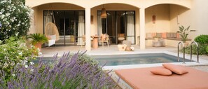 Premium-Suite, 1 King-Bett, eigener Pool, Talblick | Hochwertige Bettwaren, Minibar, individuell dekoriert