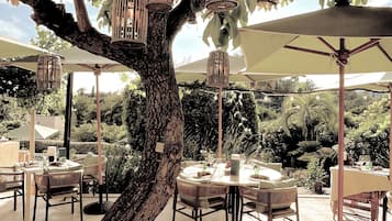 Se sirven comidas, cenas y cocina europea moderna con vista a la alberca