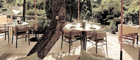 Lunch och middag serveras, med utsikt mot poolen