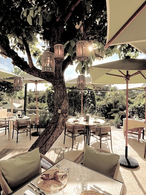 Serveert lunch, moderne Europese gerechten, uitzicht op het zwembad