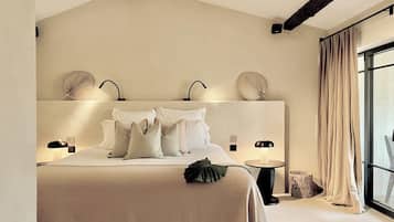 Suite, 1 kingsize bed, uitzicht op bergen | 1 slaapkamer, luxe beddengoed, een minibar, individueel gedecoreerd