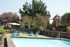 Una piscina al aire libre de temporada