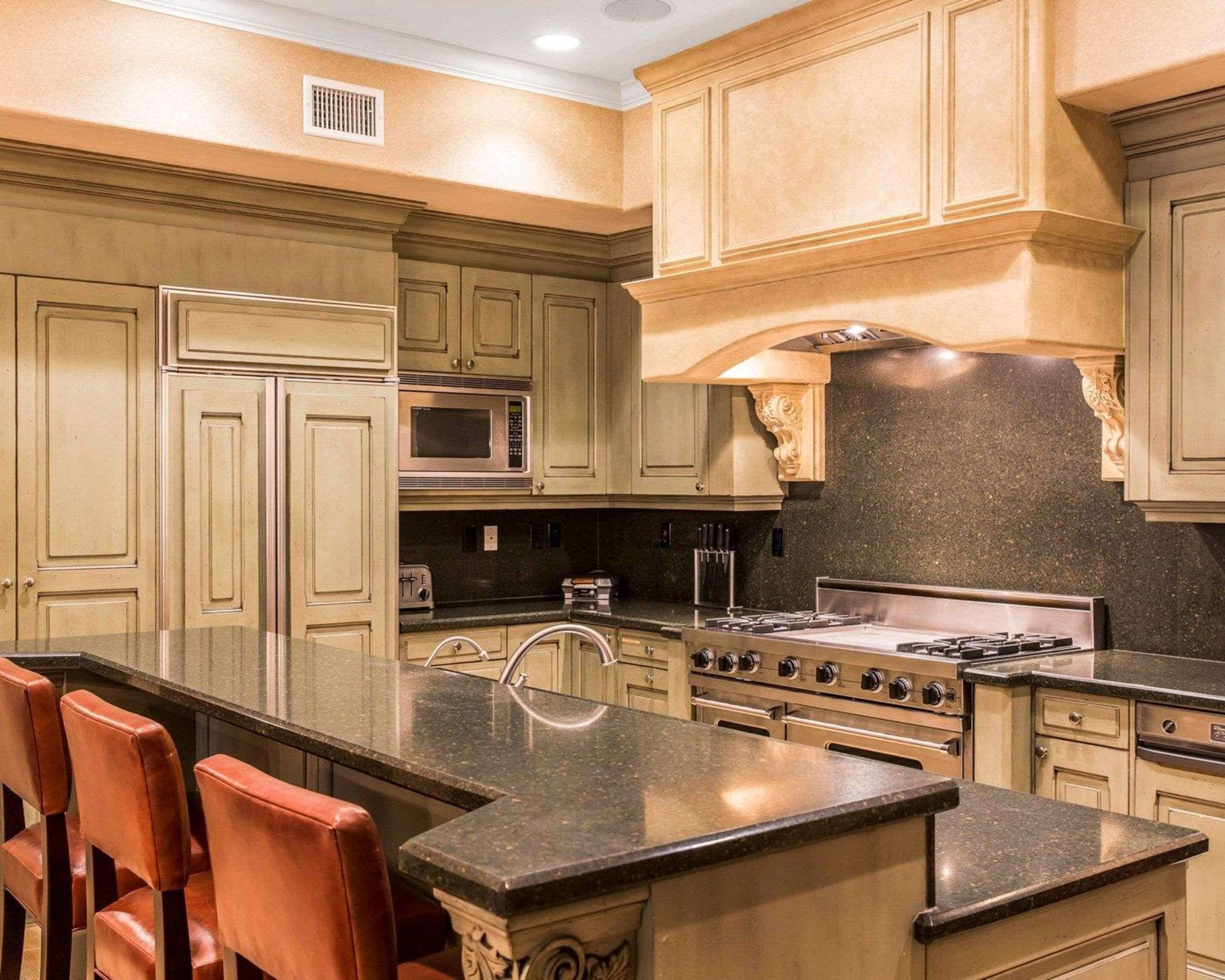 suite, 4 bedrooms, non smoking | private kitchen | full-sized fridge, microwave, oven, stovetop