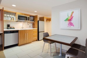 Suite 1 cama de matrimonio grande | Cocina privada | Refrigerador con congelador, microondas, horno y lavavajillas 