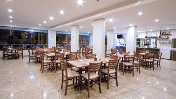 Café da manhã com buffet grátis todos os dias