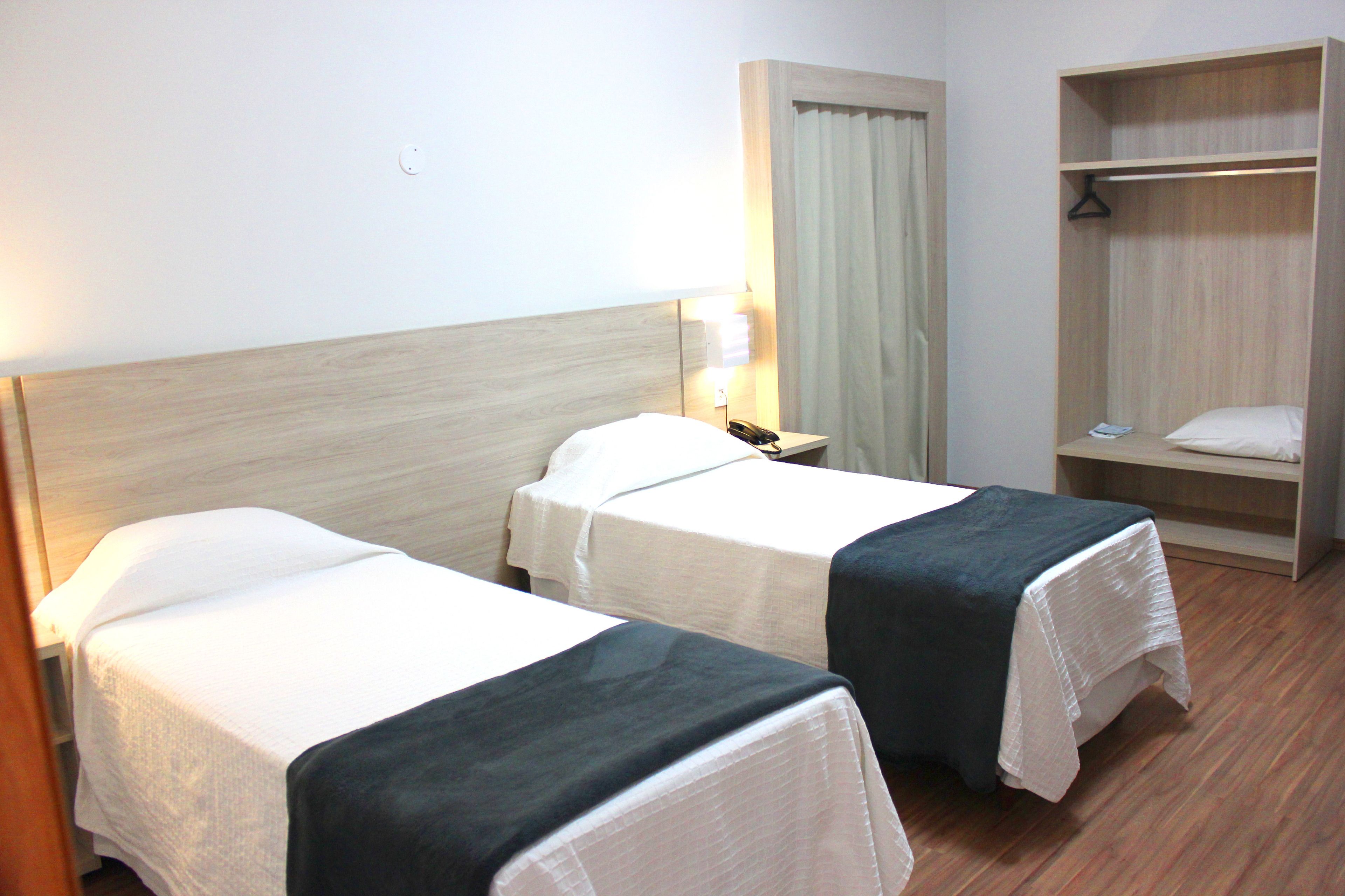 Quarto Duplo Luxo | Frigobar, cofres nos quartos, escrivaninha, Wi-Fi de cortesia