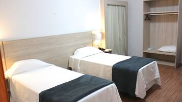 Quarto Duplo Luxo | Frigobar, cofres nos quartos, escrivaninha, Wi-Fi de cortesia