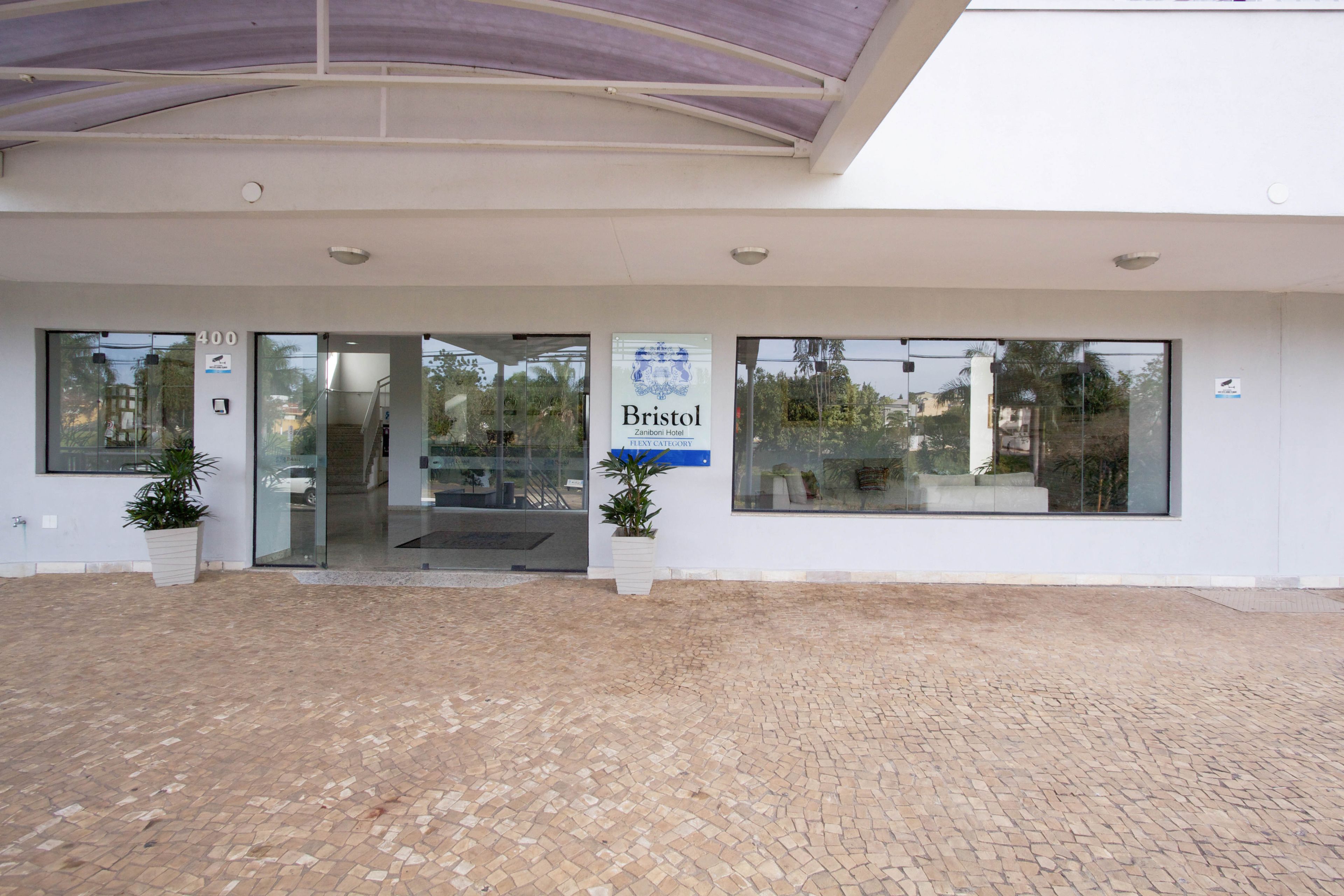 Entrada de um edifício com uma placa indicando "Bristol" e o número "400" acima da porta.