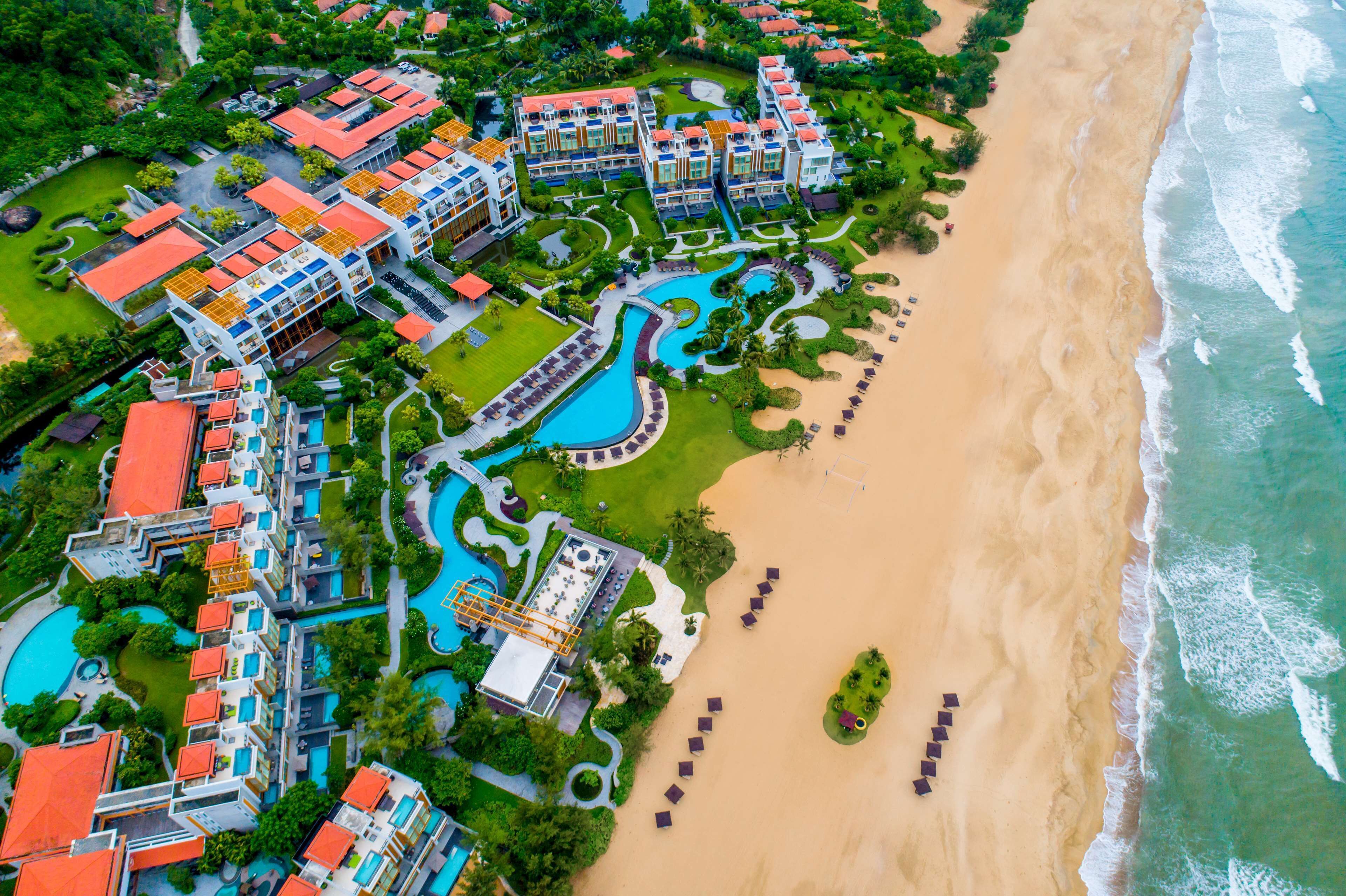 Privatstrand, Liegestühle, Sonnenschirme, Strandtücher