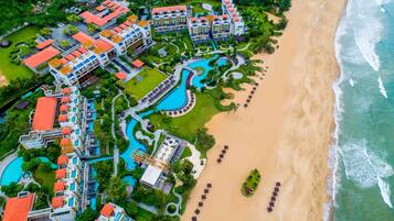 Privatstrand, Liegestühle, Sonnenschirme, Strandtücher