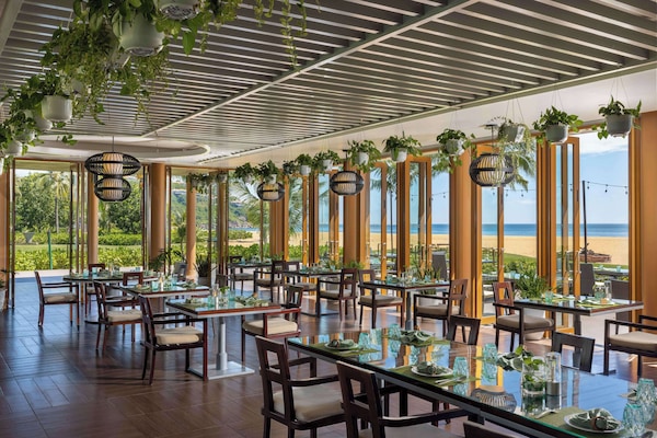 4 restaurants, breakfast, lunch, dinner served; Japanese cuisine