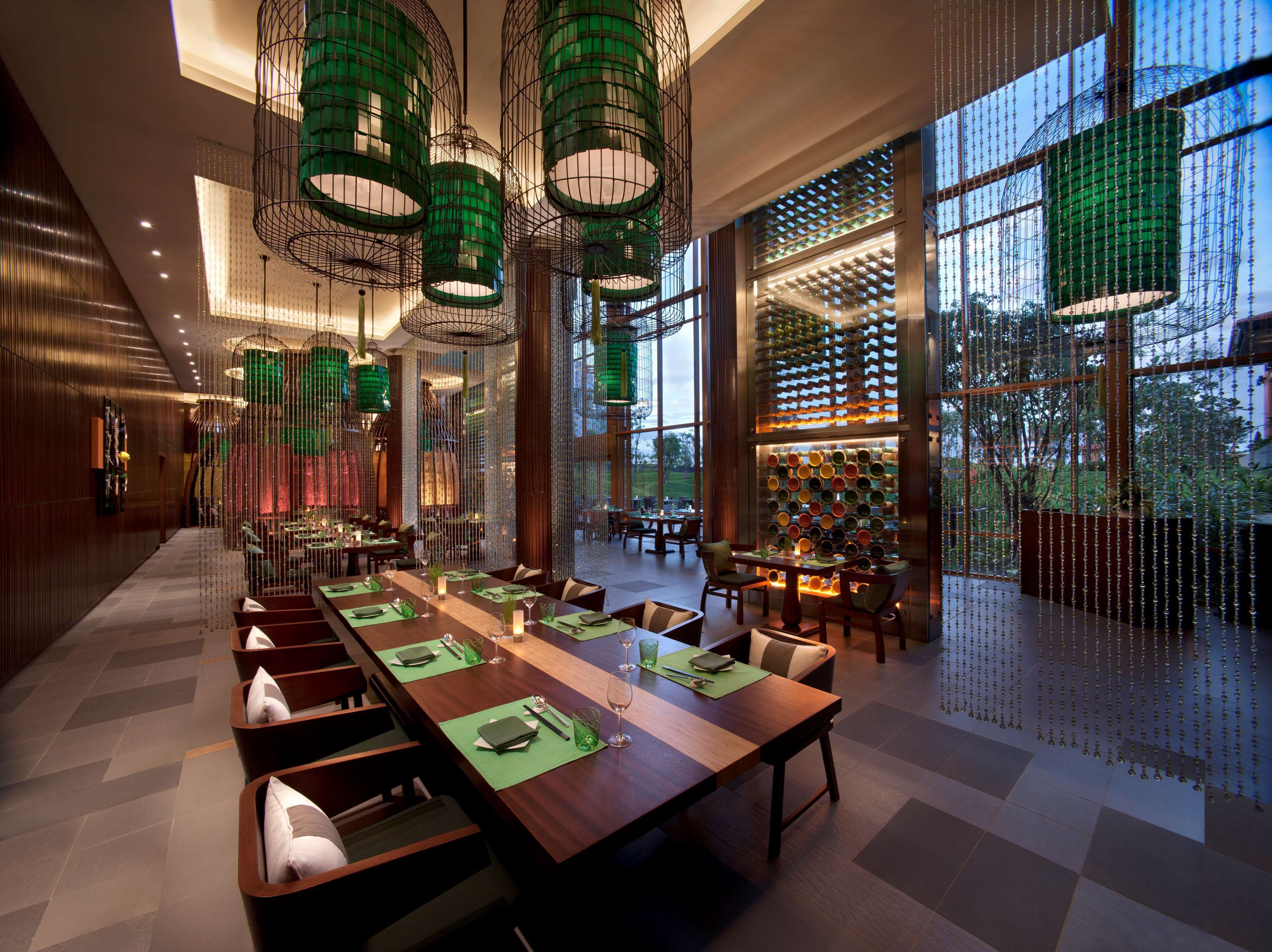 4 restaurants; breakfast, lunch and dinner served 