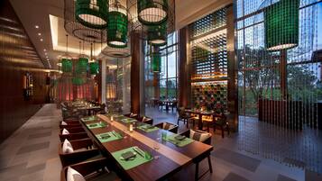 4 restaurants; breakfast, lunch and dinner served