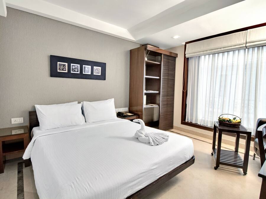 Deluxe Double Room | Premium bedding, minibar, in-room safe, individually furnished