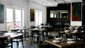 Se sirven cenas y cocina local e internacional