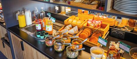 Buffet déjeuner (12 EUR par personne)