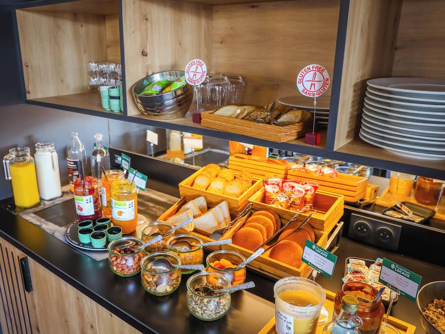 Café da manhã com buffet todos os dias mediante uma taxa