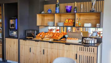 Morgenmadsbuffet hver dag (12 EUR pr. person)