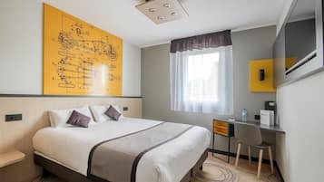 Una scrivania, tende oscuranti, insonorizzazione