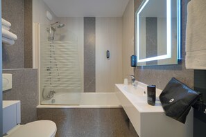 Shower, free toiletries, hair dryer, towels - Brit Hotel Le Cottage (Arnage)
