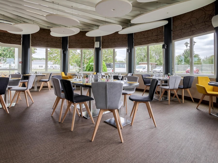 Déjeuner et dîner servis sur place, spécialités Cuisine locale