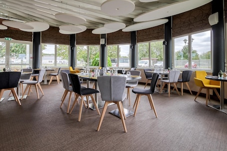 Se sirven almuerzos y cenas, cocina local. Brit Hotel Le Cottage