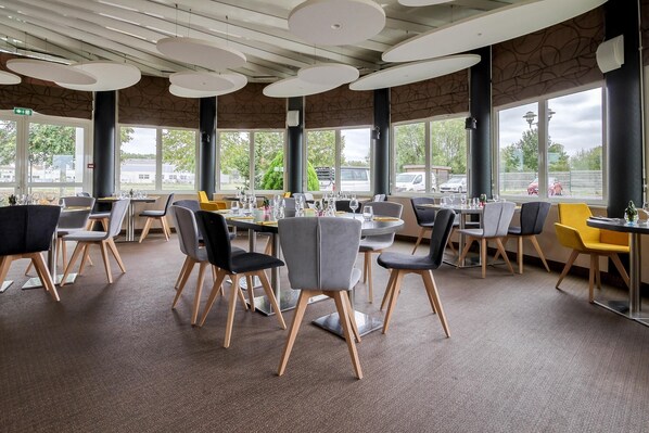 Déjeuner et dîner servis sur place, spécialités Cuisine locale