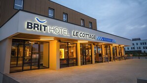 A hotel named 'Brit Hotel Le Cottage' with a restaurant sign. - Brit Hotel Le Cottage (Arnage)