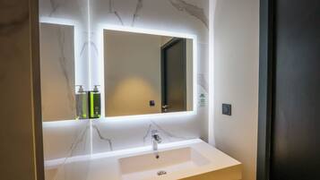 Superior Room | Bathroom | Shower, free toiletries, hair dryer, towels