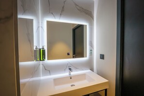 Superior Room | Bathroom | Shower, free toiletries, hair dryer, towels - Brit Hotel Le Cottage (Arnage)