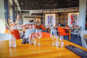 Aperto a pranzo e cena, cucina locale