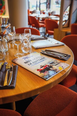 Aperto a pranzo e cena, cucina locale