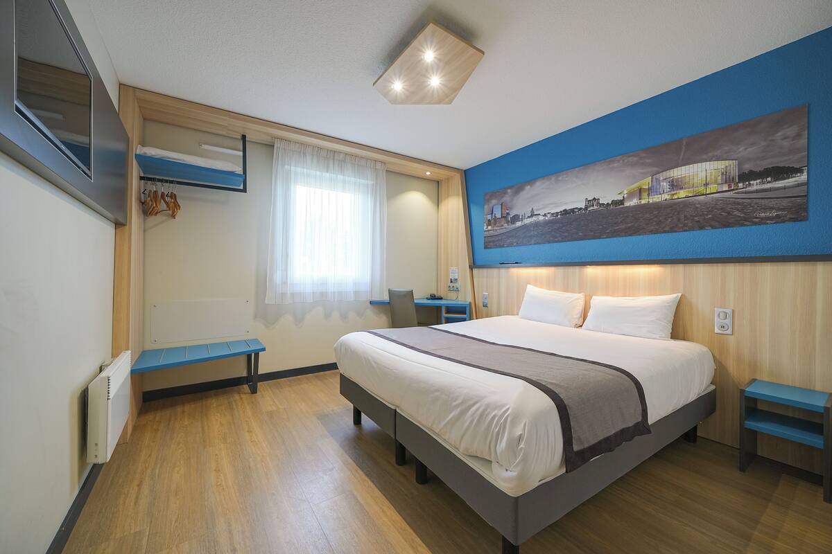 twin room | desk, blackout curtains, soundproofing, free cots/infant beds