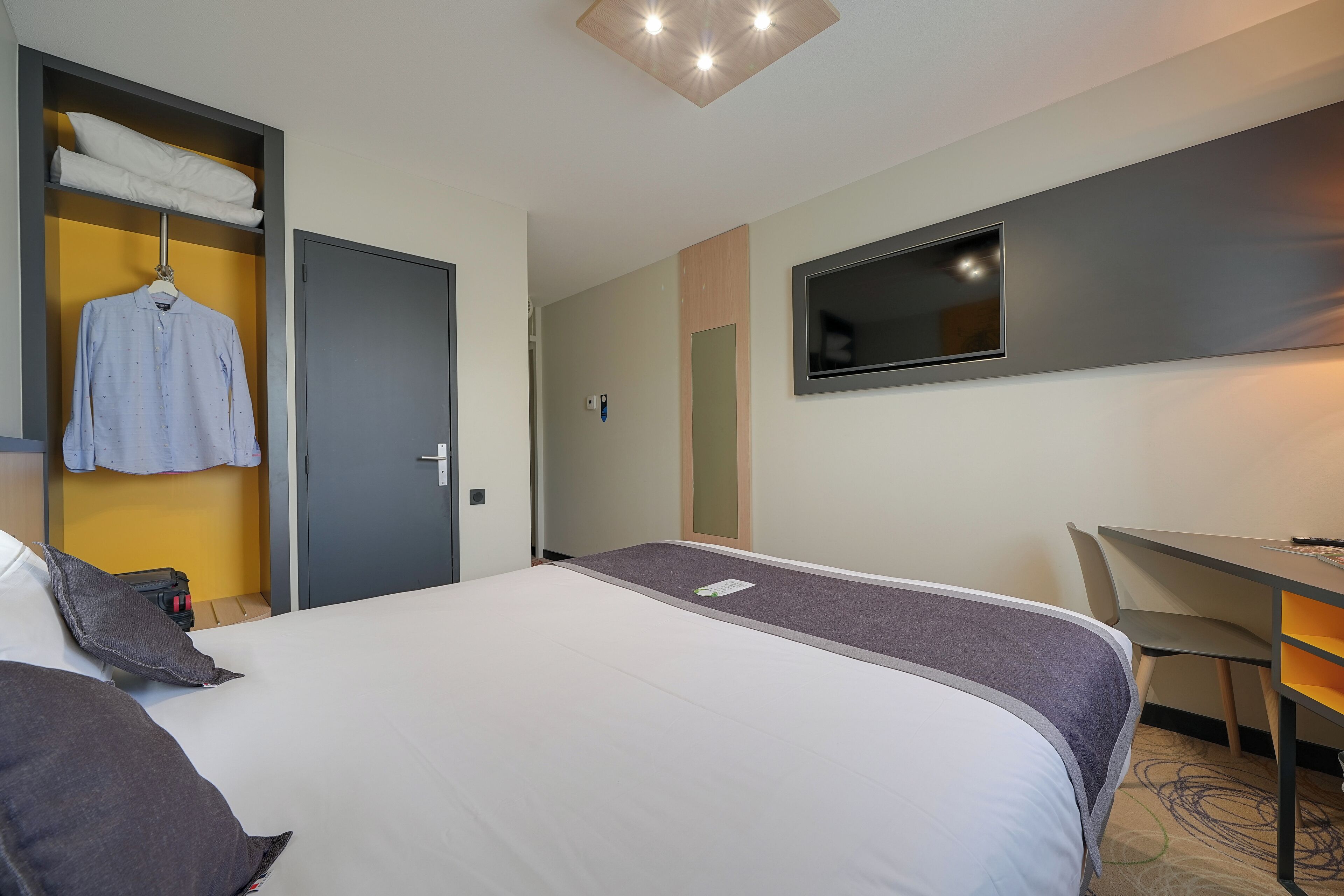 desk, blackout curtains, soundproofing, free cots/infant beds