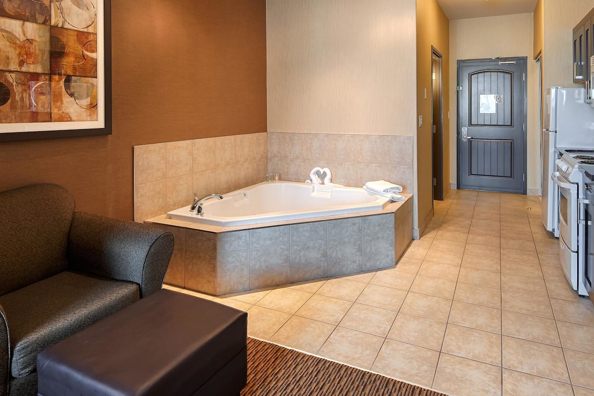 suite, 1 king bed, non smoking, jetted tub | pillow-top beds, desk, laptop workspace, blackout curtains