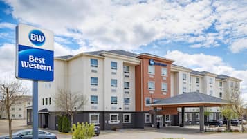 Ein Best Western Hotel mit großem Parkplatz, überdachter Eingang und einem mehrstöckigen Gebäude mit Flachdach.