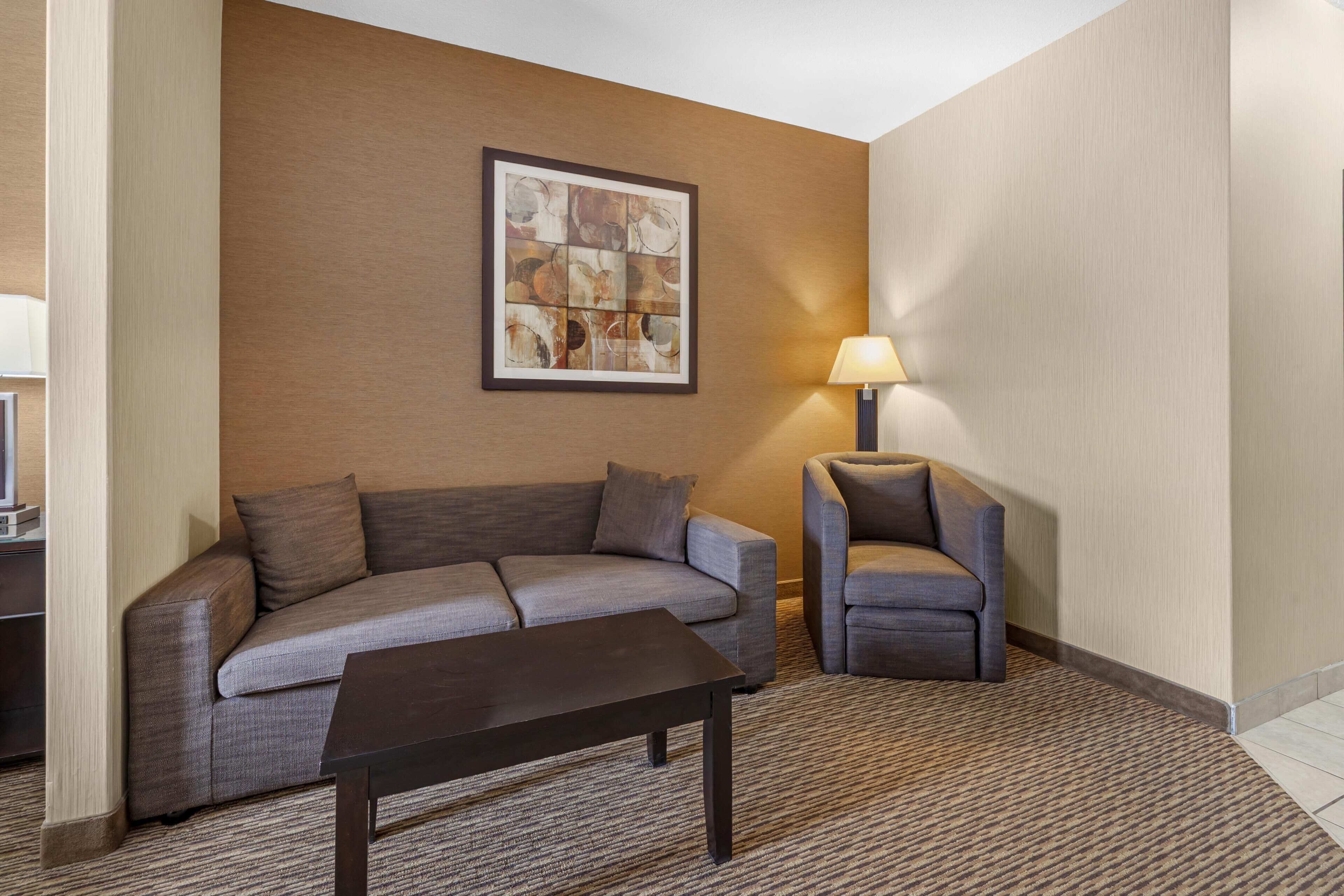 Suite, 1 King-Bett und Schlafsofa, Nichtraucher, Küche (with Sofabed) | Pillowtop-Betten, Schreibtisch, laptopgeeigneter Arbeitsplatz