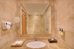 Habitación ejecutiva | Baño | Amenidades de baño gratuitas, secadora de cabello, batas, toallas 