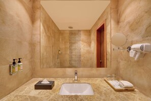 Habitación de lujo | Baño | Artículos de higiene personal gratuitos, secador de pelo y albornoces