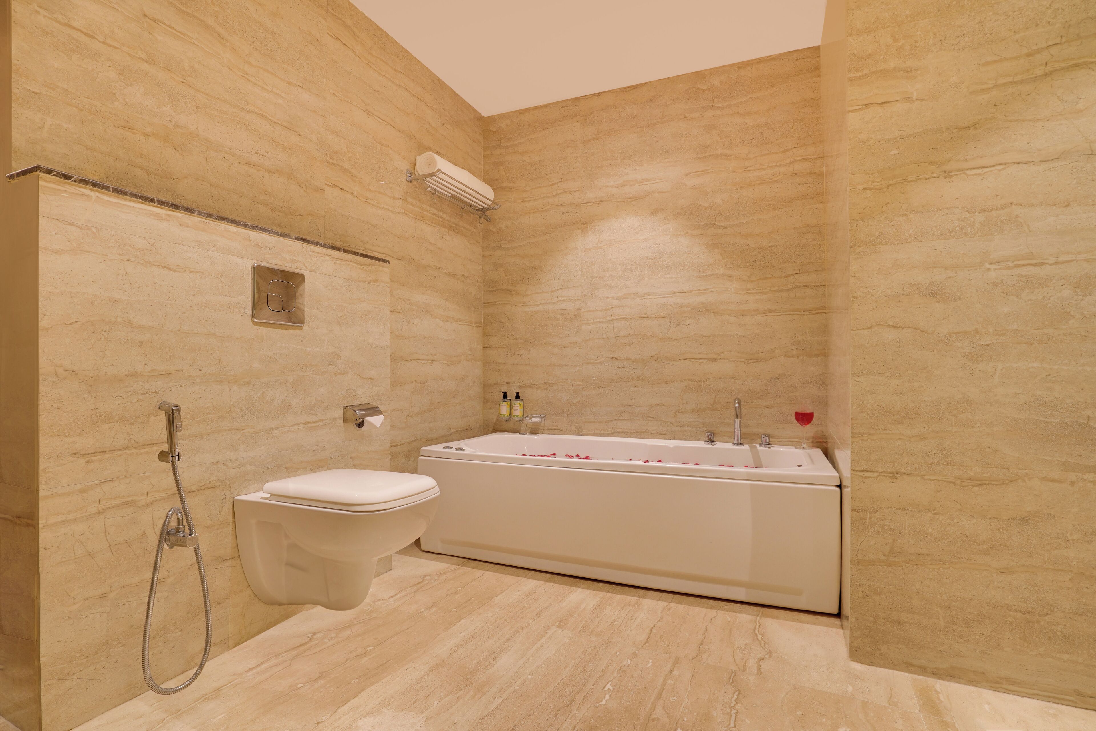Un baño moderno con inodoro, bañera y ducha.