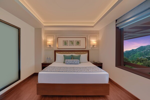 Habitación Deluxe | Ropa de cama de alta calidad, colchones viscoelásticos, caja fuerte