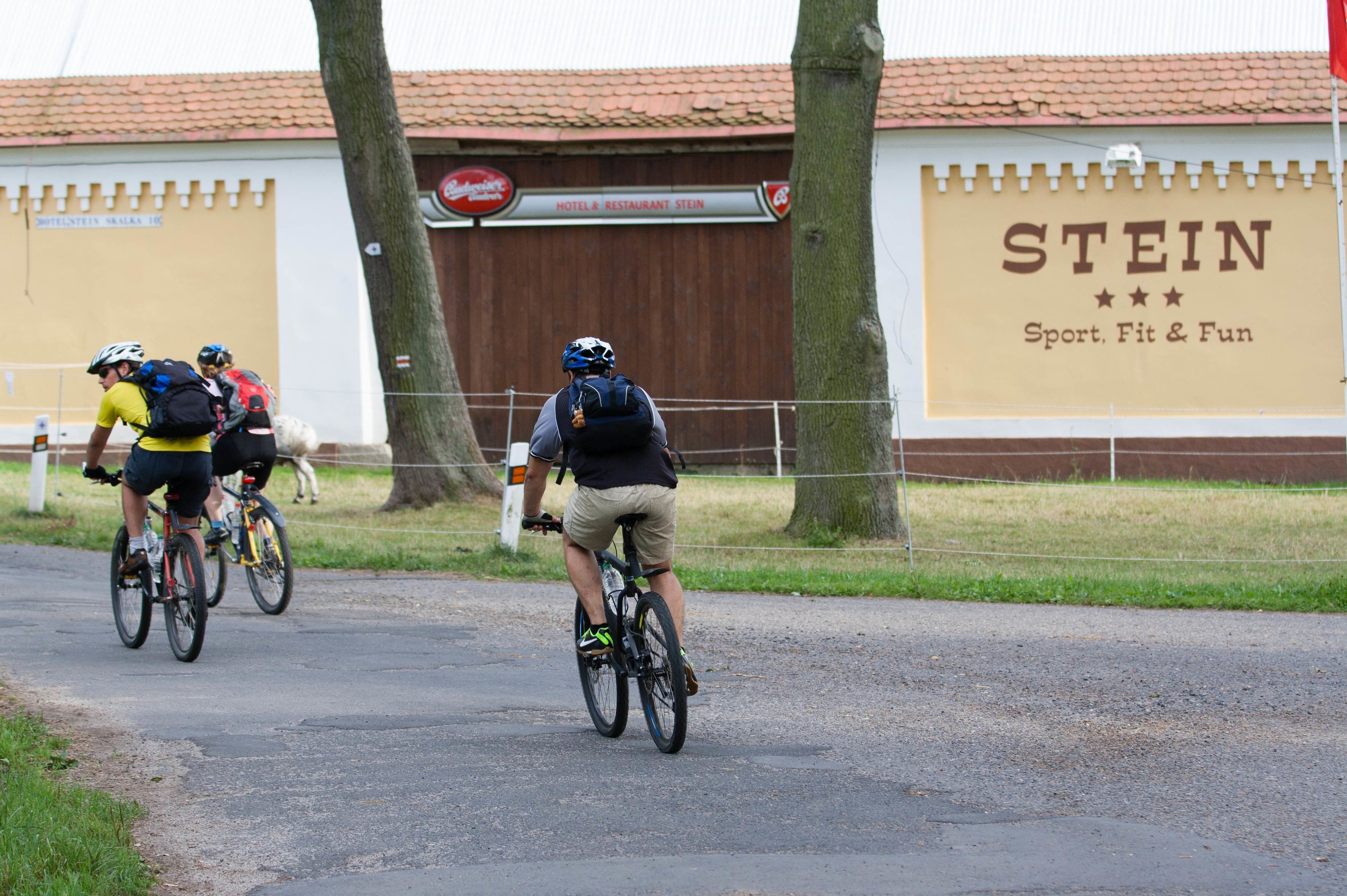 A building with a sign that reads "STEIN Sport, Fit & Fun".